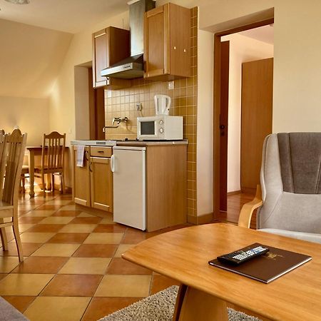 Komárom Het Vezer Apartmanhotel מראה חיצוני תמונה