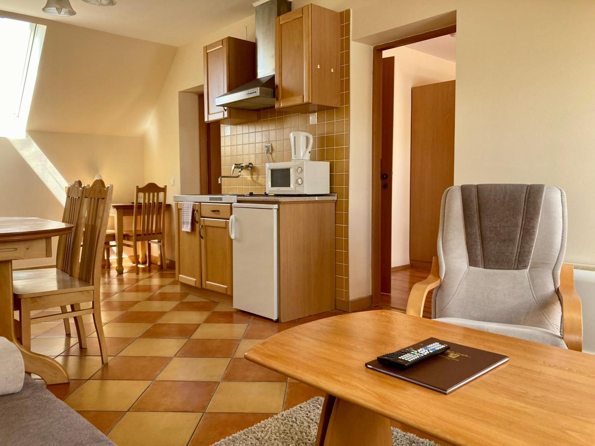 Komárom Het Vezer Apartmanhotel מראה חיצוני תמונה