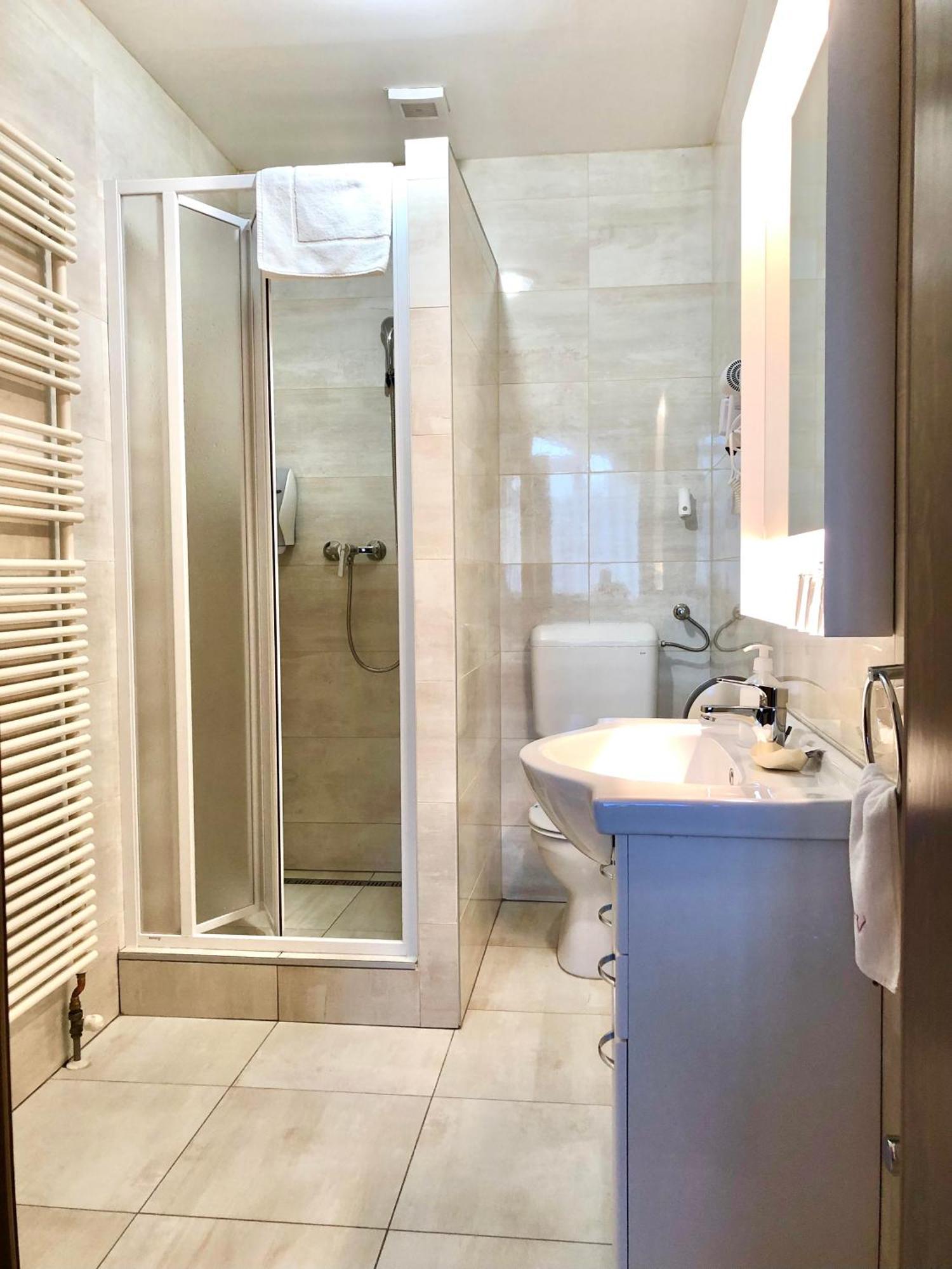Komárom Het Vezer Apartmanhotel מראה חיצוני תמונה