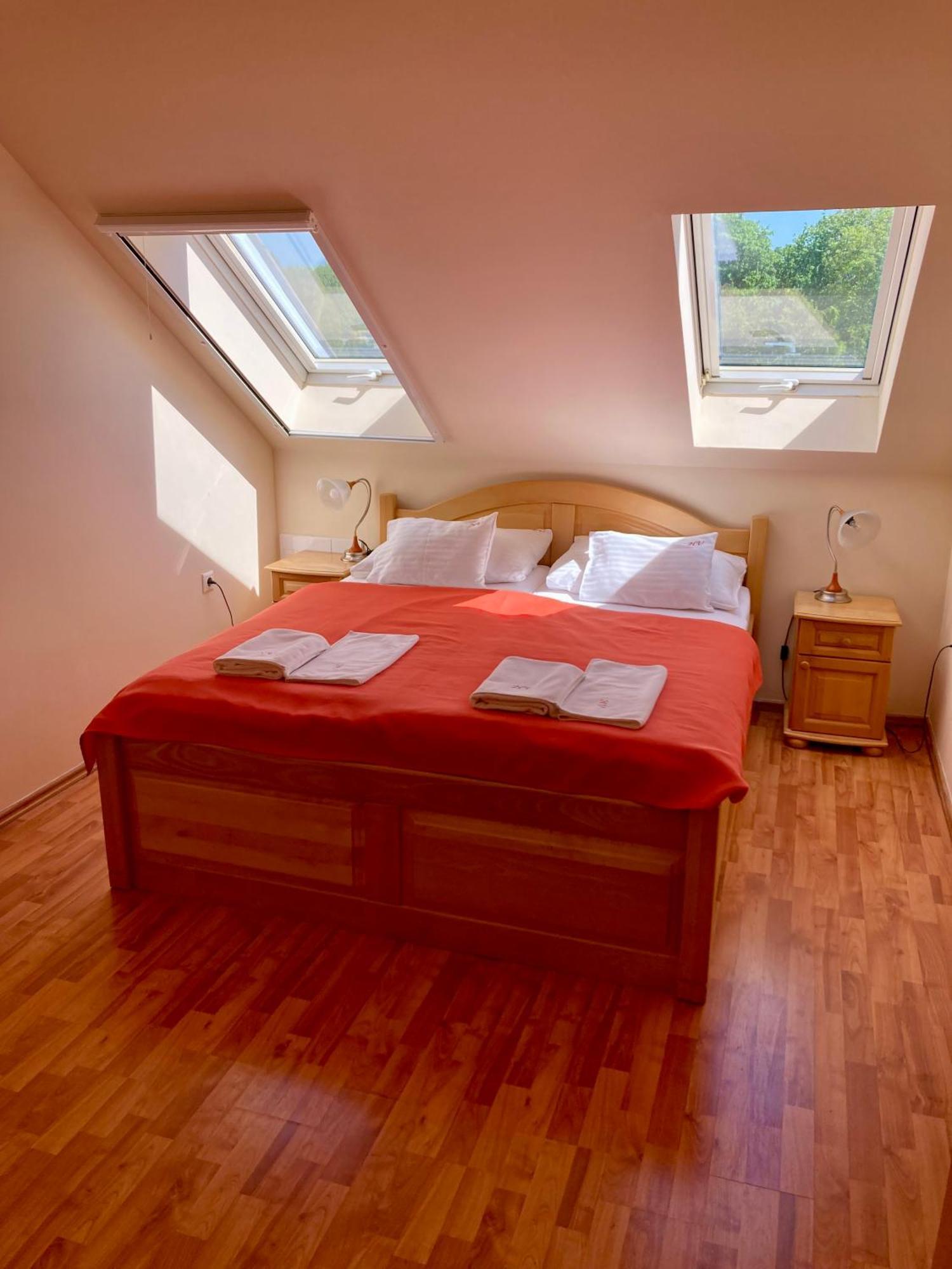 Komárom Het Vezer Apartmanhotel חדר תמונה