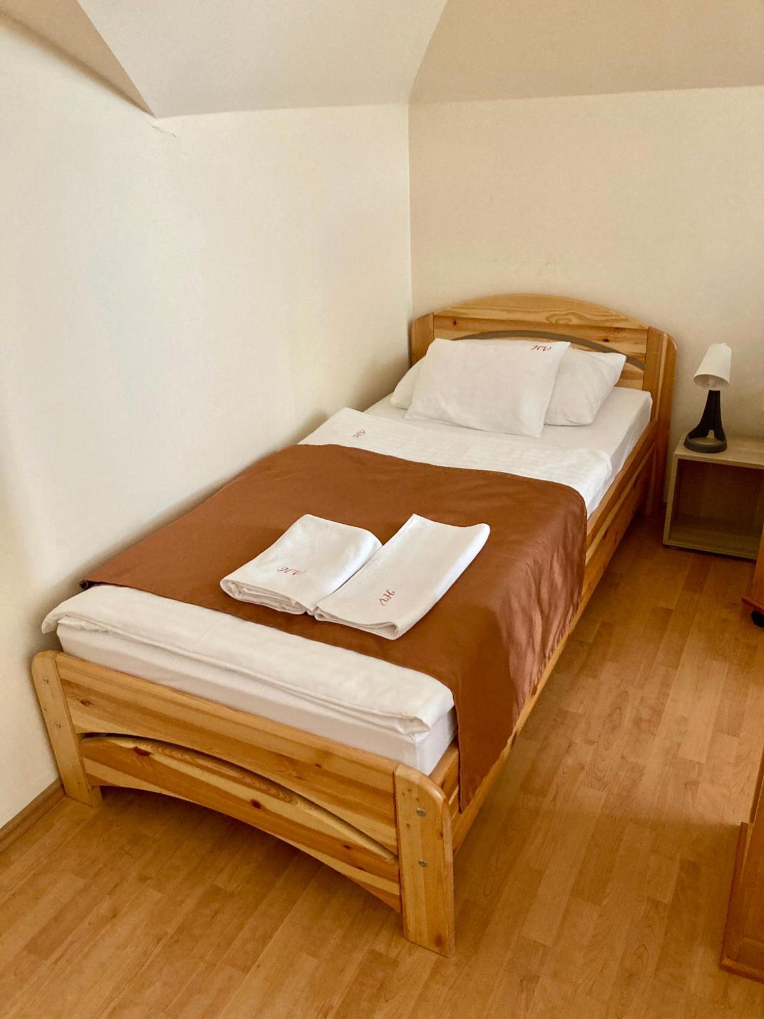 Komárom Het Vezer Apartmanhotel חדר תמונה