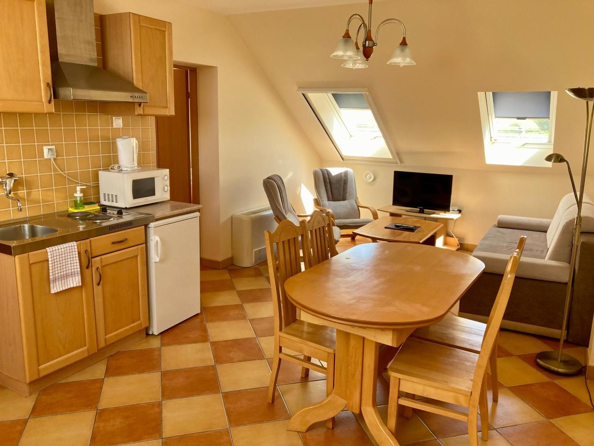 Komárom Het Vezer Apartmanhotel חדר תמונה