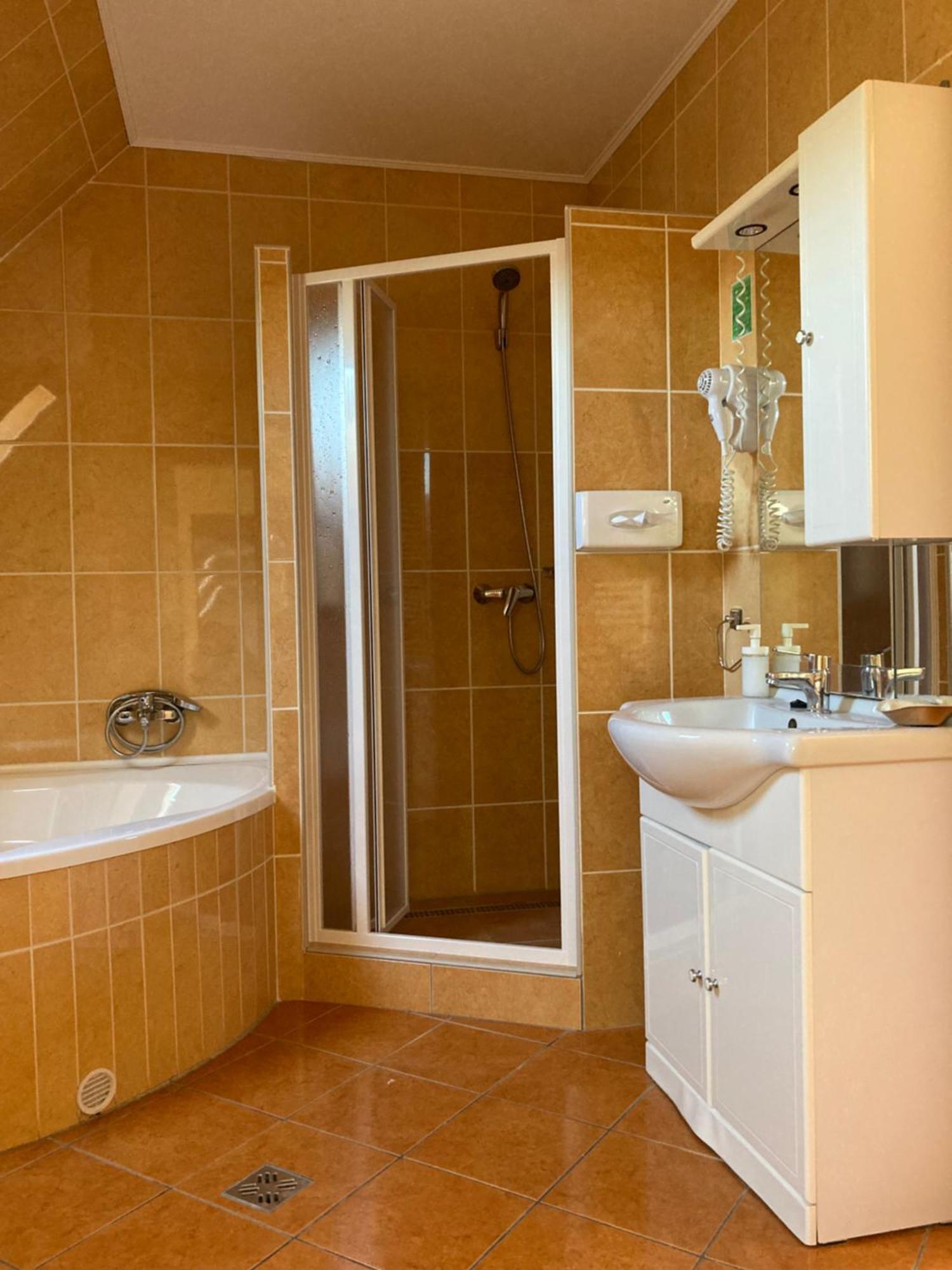 Komárom Het Vezer Apartmanhotel מראה חיצוני תמונה