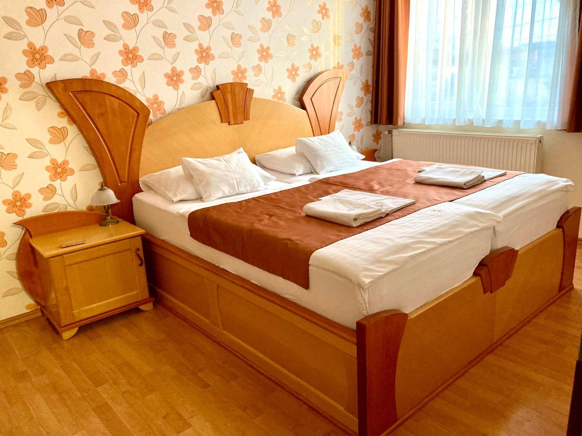 Komárom Het Vezer Apartmanhotel מראה חיצוני תמונה