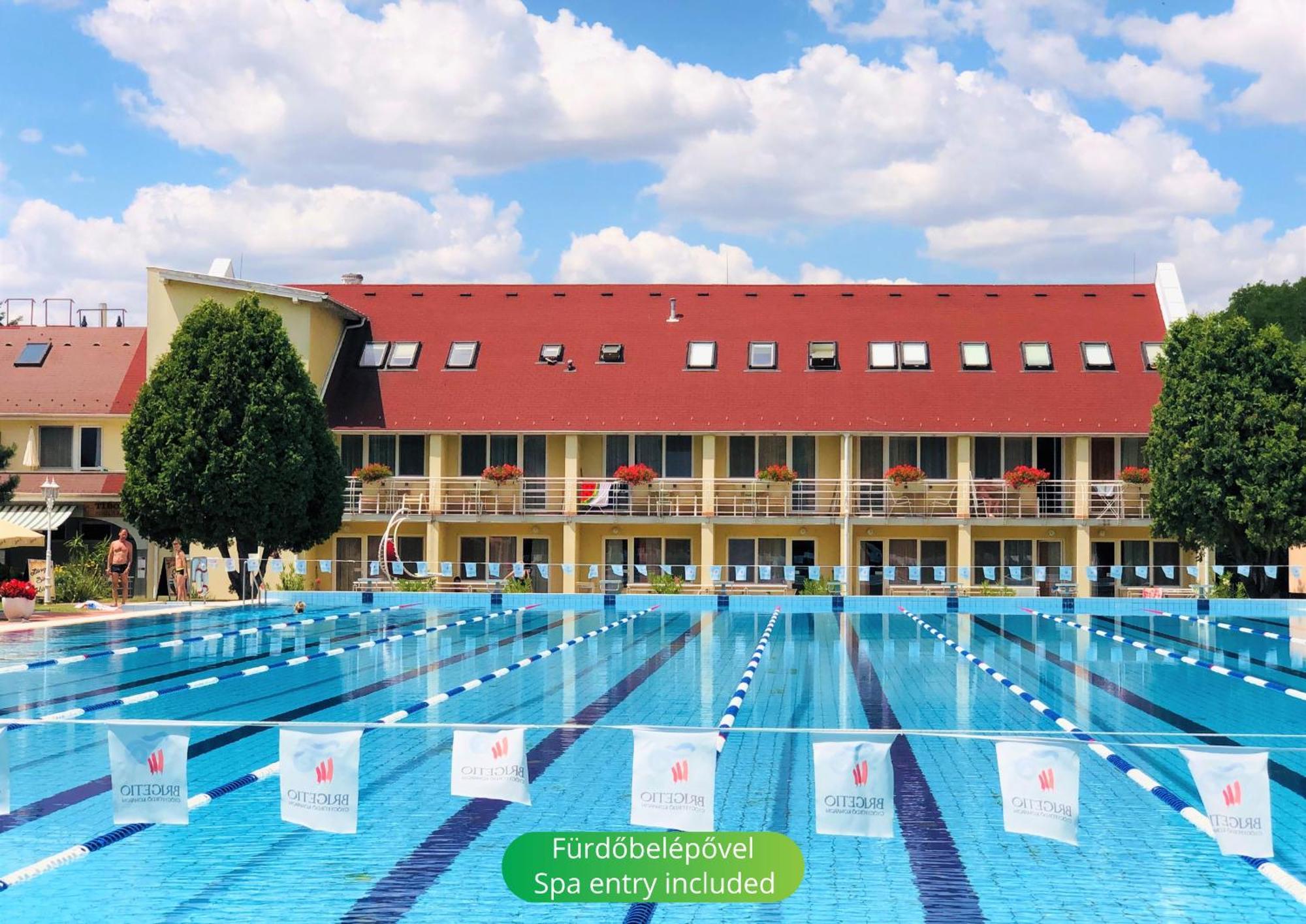 Komárom Het Vezer Apartmanhotel מראה חיצוני תמונה